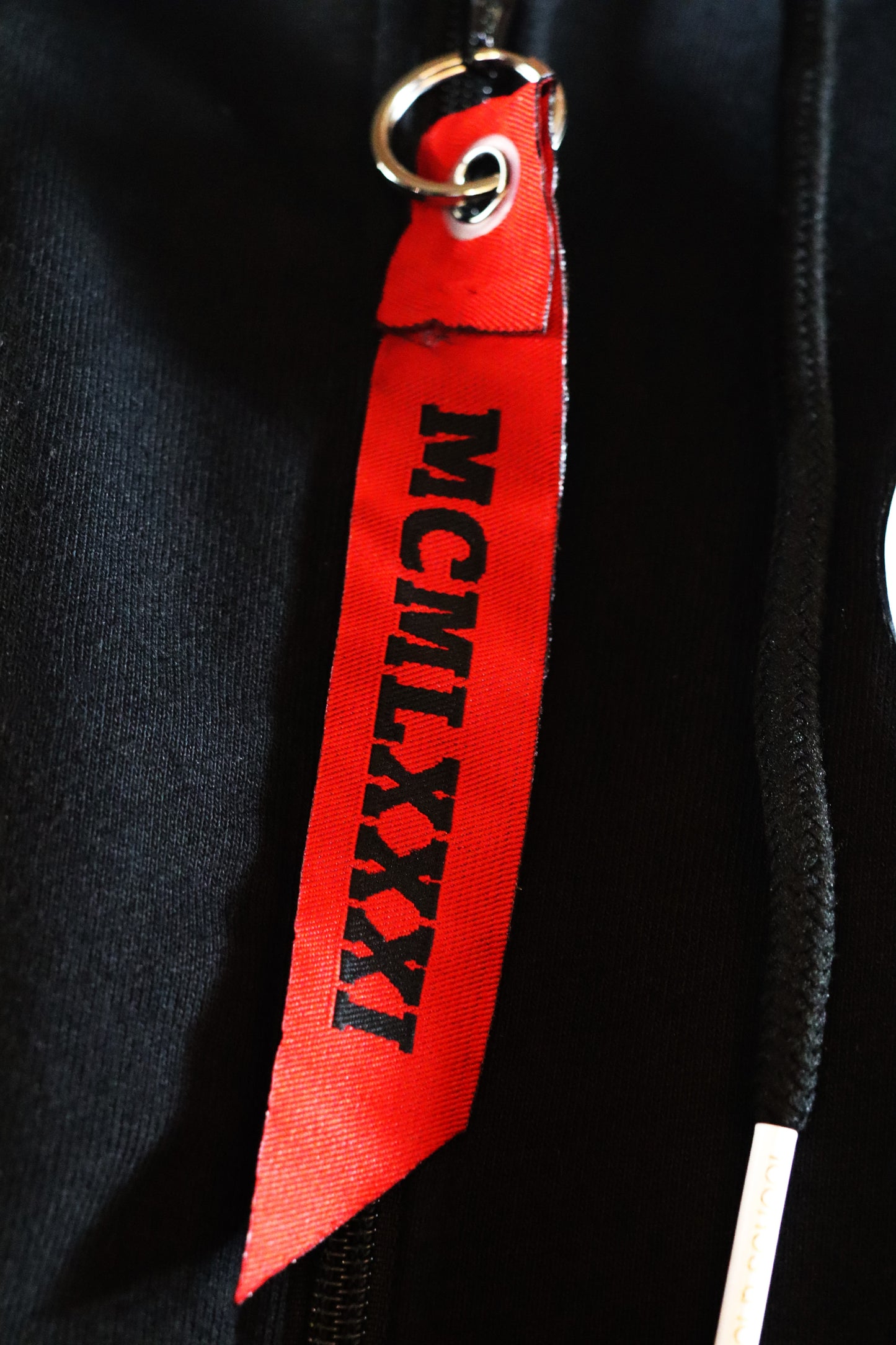 LEGACY BADGES ZIPPED HOODIE SCHWARZ/ROT
